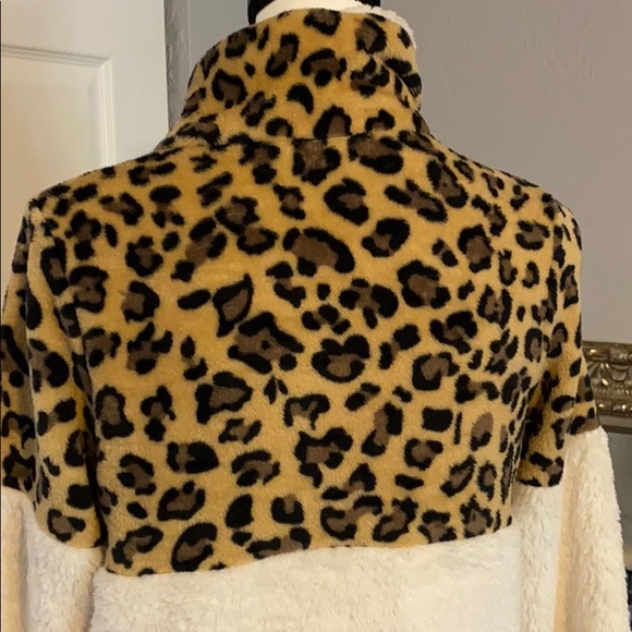 NEW C&D&M fleece leopard pull over❤️ - Picture 5 of 8